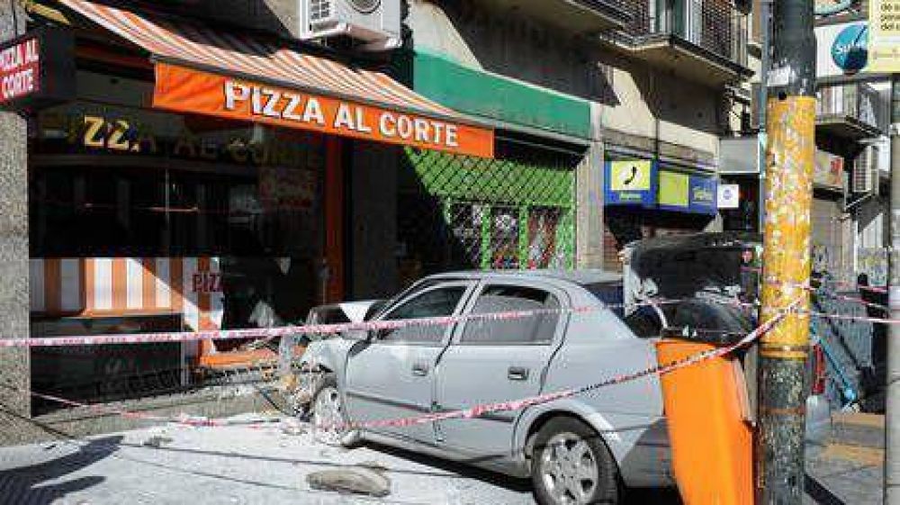 Choque en Balvanera: un auto se incrust� en una pizzer�a
