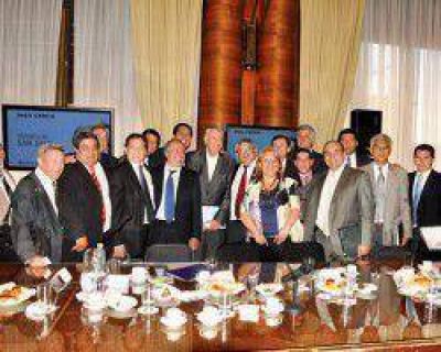 Gioja y los intendentes recibir�n en Buenos Aires los fondos para obras