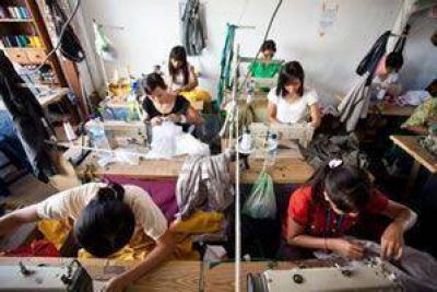 Gobierno y c�maras acordaron lanzar l�nea de ropa con precios populares