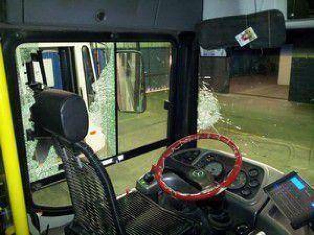 J�venes apedrearon colectivo de Transpuntano e hirieron a una polic�a	