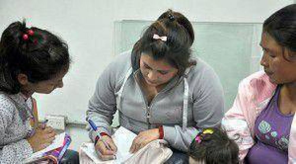 Orientan a los vecinos que quieren estudiar y trabajar