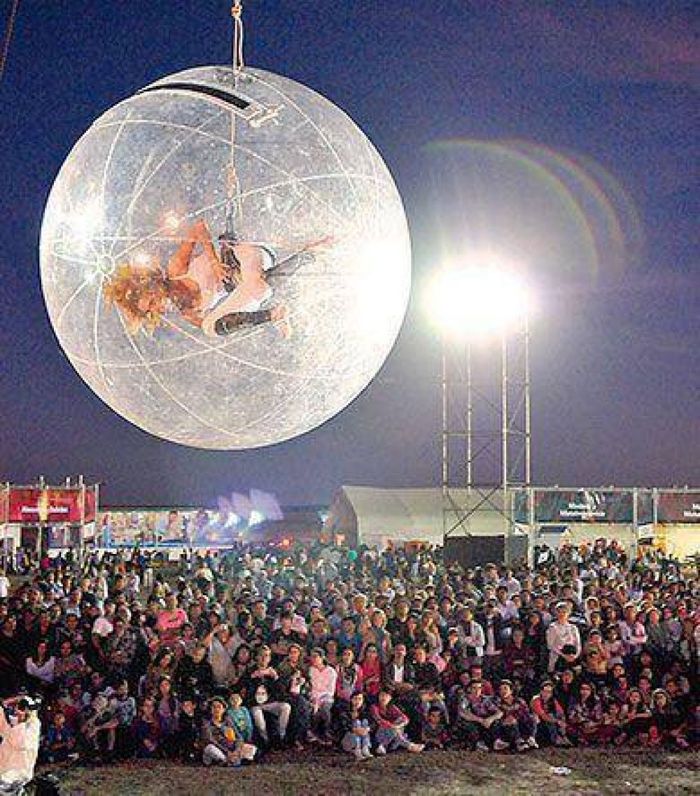 Multitudinario cierre con m�sica y un show circense