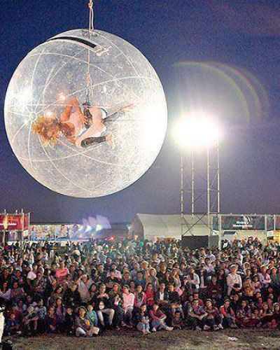 Multitudinario cierre con m�sica y un show circense