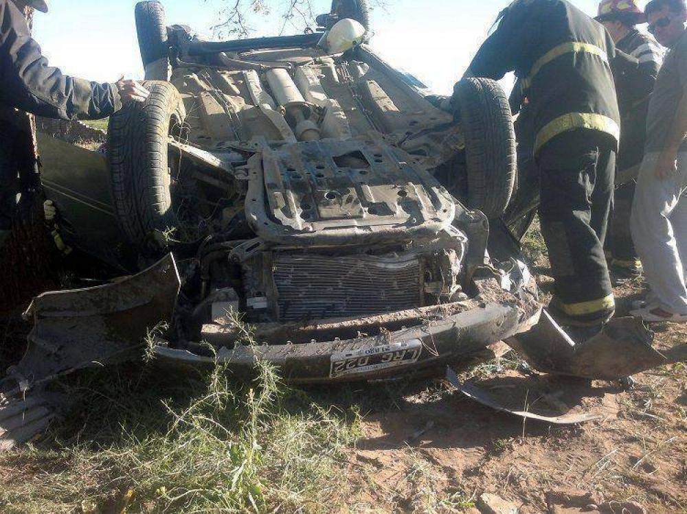 Destruy� un muro y volc� en Punta Alta, est� grave