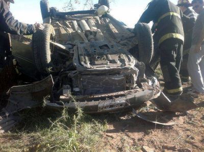 Destruy� un muro y volc� en Punta Alta, est� grave