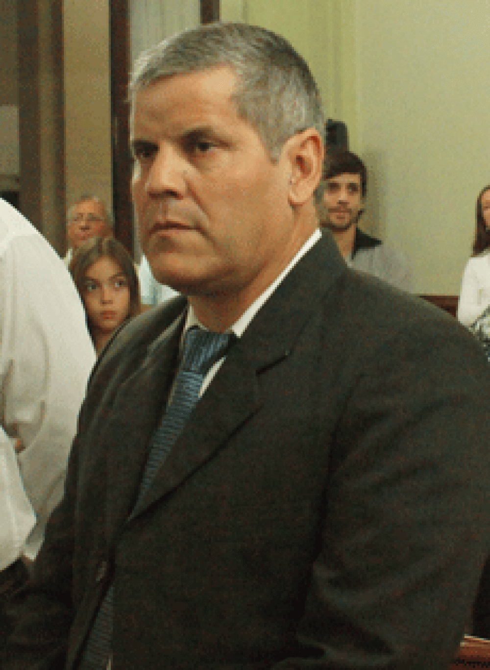 �No puede hacer un promedio con lo que ganan los funcionarios y el �ltimo eslab�n� 