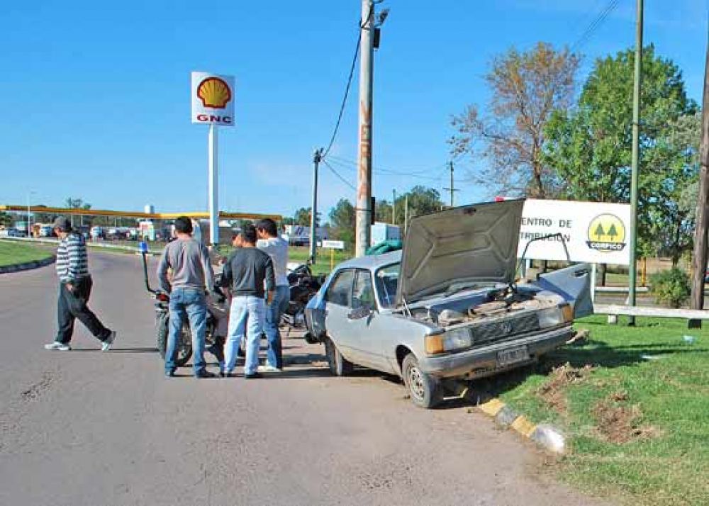 Volcaron un auto y lo abandonaron