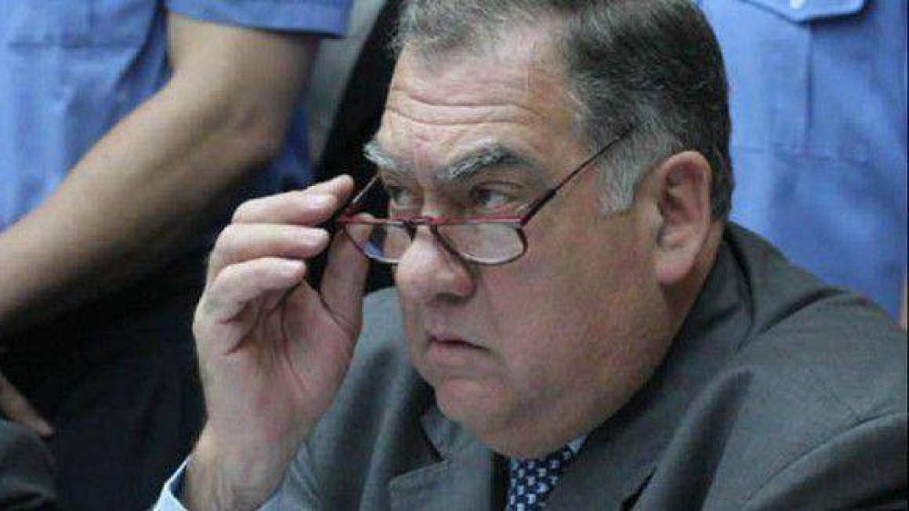 Tras haber sufrido un escrache, Cerisola estudia remover a un funcionario de la Franja Morada