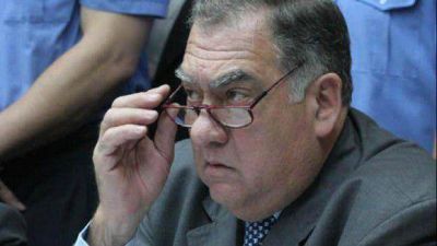 Tras haber sufrido un escrache, Cerisola estudia remover a un funcionario de la Franja Morada