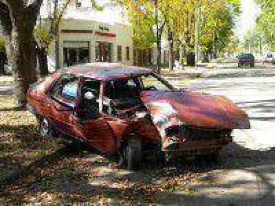 Automovilista pierde el control e impacta contra un �rbol