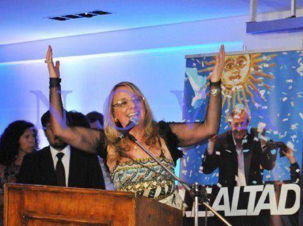 "La Patria es el otro": miles de militantes contin�an ayudando a los inundados