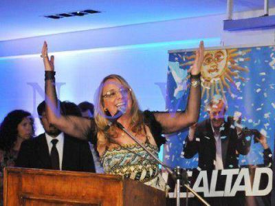 "La Patria es el otro": miles de militantes contin�an ayudando a los inundados