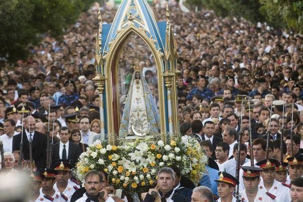 Una multitud acompa�� a la Virgen en la procesi�n