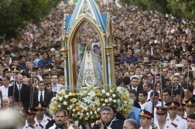 Una multitud acompa�� a la Virgen en la procesi�n