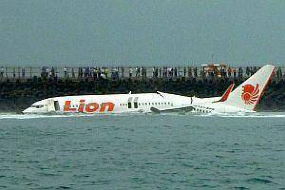 Bali: avi�n cay� al mar, pero se salvaron todos los pasajeros