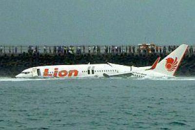 Bali: avi�n cay� al mar, pero se salvaron todos los pasajeros