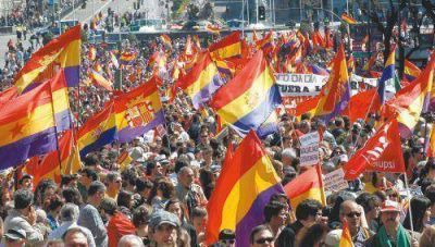 Miles de espa�oles salieron a las calles a pedir el fin de la monarqu�a