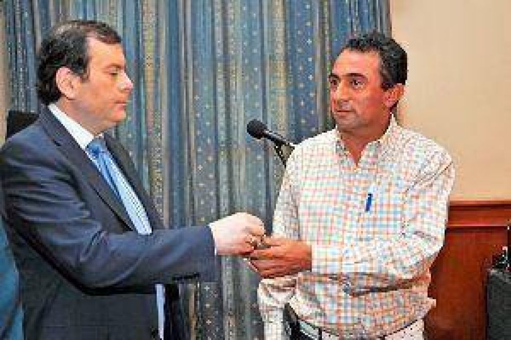 Zamora entreg� tractores y camiones a comisiones