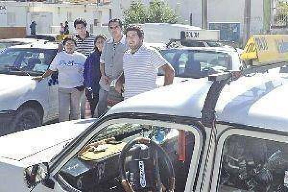 Taxistas habilitados aseguran que la competencia ilegal en las calles se sostendr�a "por el pago de coimas"