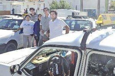 Taxistas habilitados aseguran que la competencia ilegal en las calles se sostendr�a "por el pago de coimas"