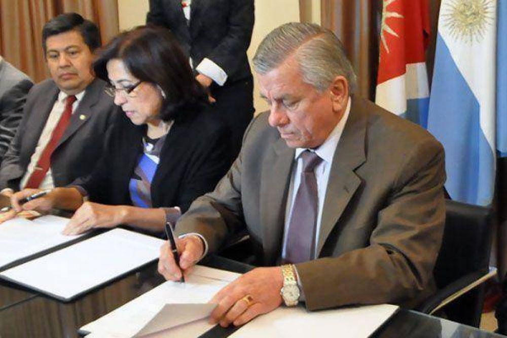 Infante firm� convenio con la Universidad Nacional