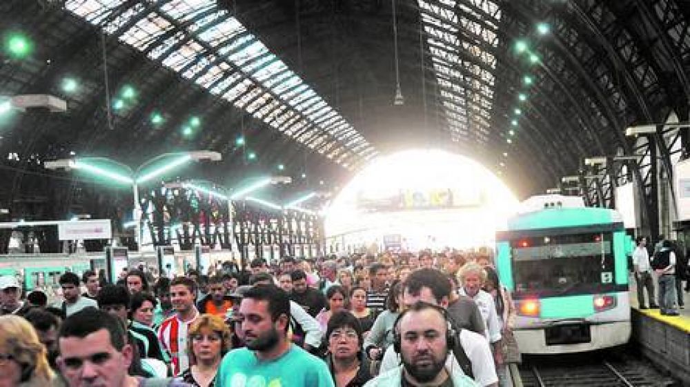 El tren Mitre: La nueva grilla horaria arranc� ayer con quejas y nuevas demoras