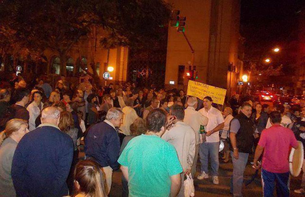 Vecinos inundados de Vicente L�pez reclamaron frente a la municipalidad