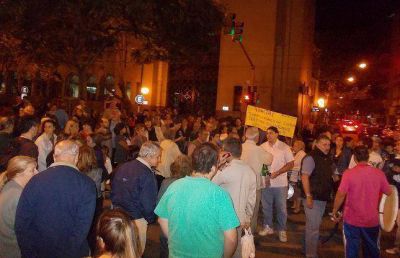 Vecinos inundados de Vicente L�pez reclamaron frente a la municipalidad