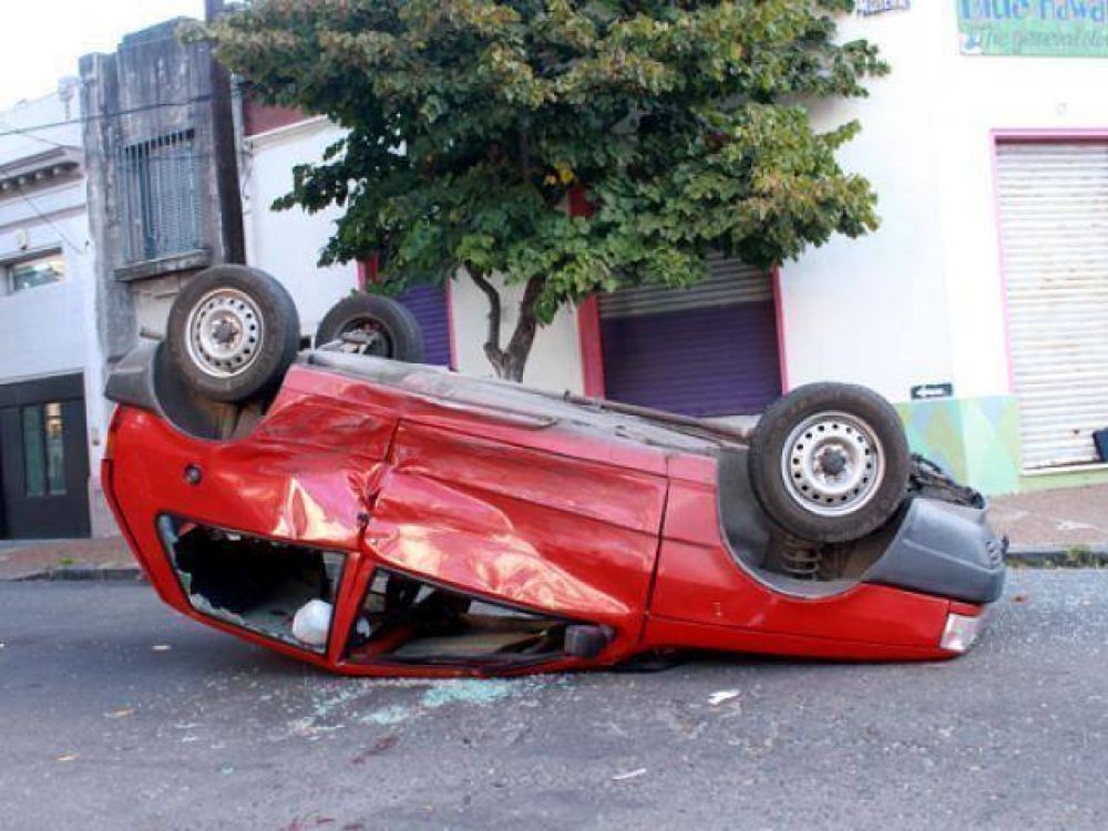 Violento accidente: un auto volc� y el otro rodado huy�