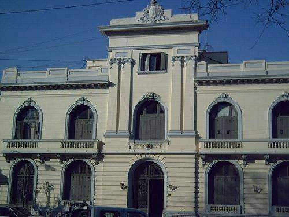 Piqueteros anti K protestaron en la municipalidad