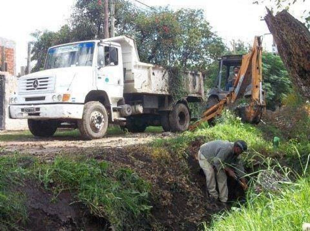 Limpian canal y desag�es en Longchamps