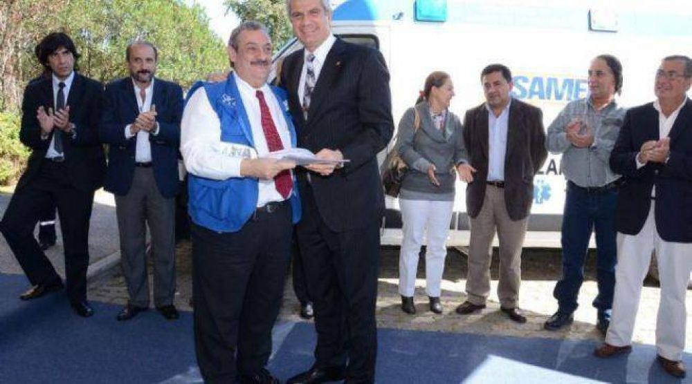 Andr�s Zottos entreg� ambulancias al SAMEC y hospitales del interior