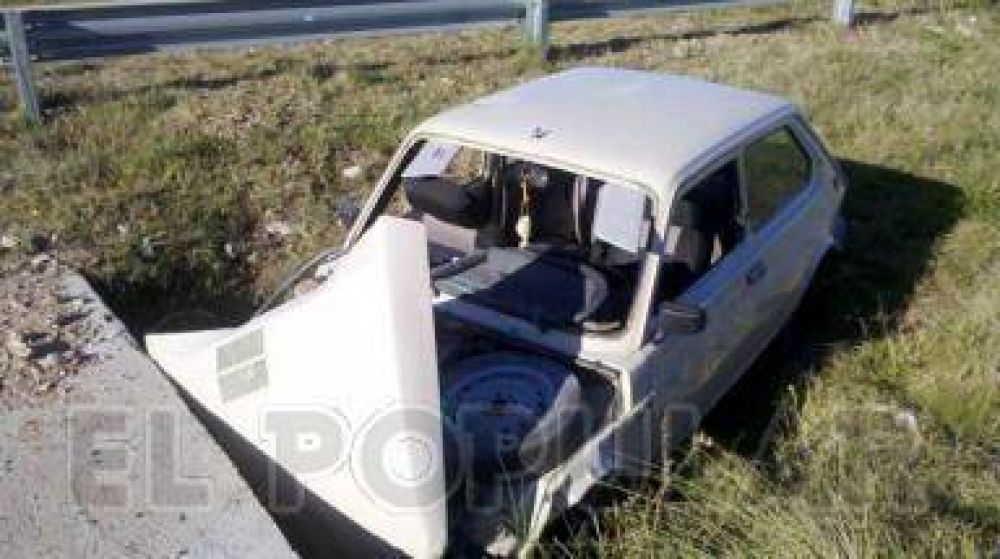 Se despist� en la ruta e impact� contra una base de cemento