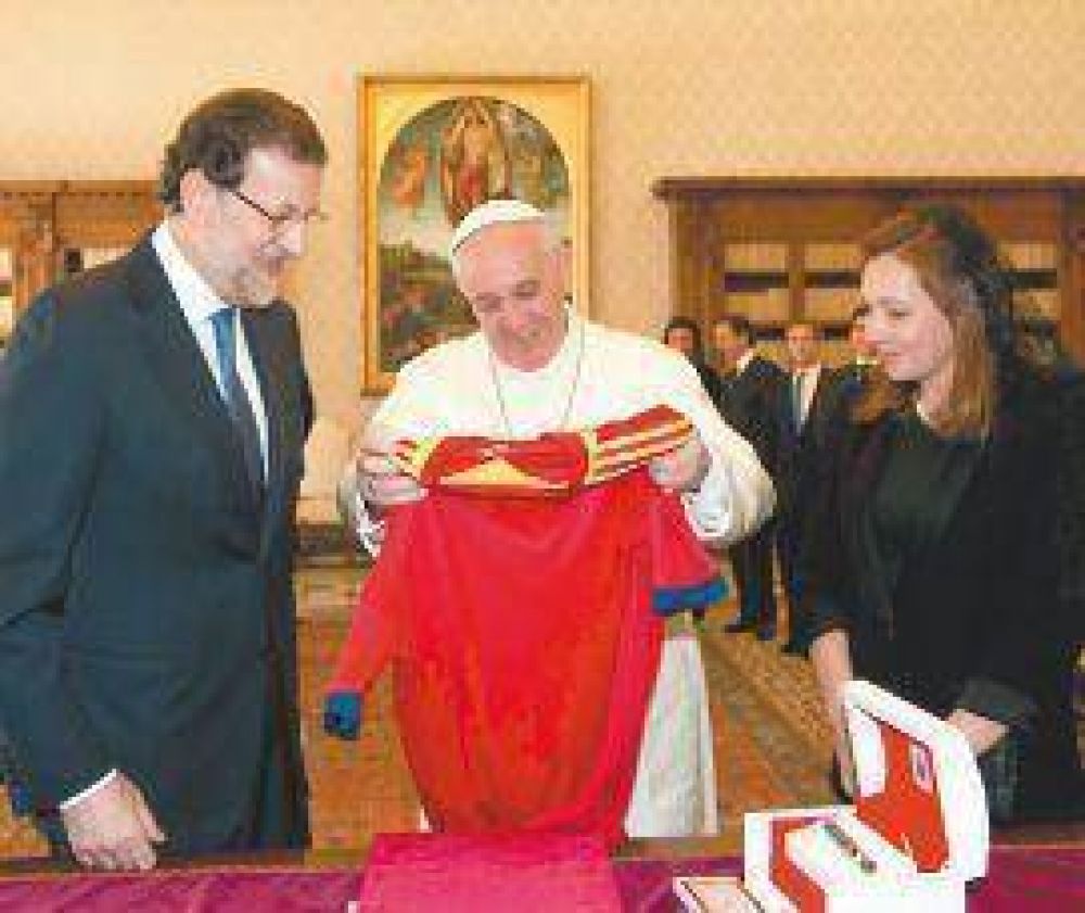 Rajoy se reuni� con el Papa y le regal� la "roja"