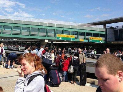 A horas del atentado, evac�an aeropuerto de Nueva York por paquete sospechoso