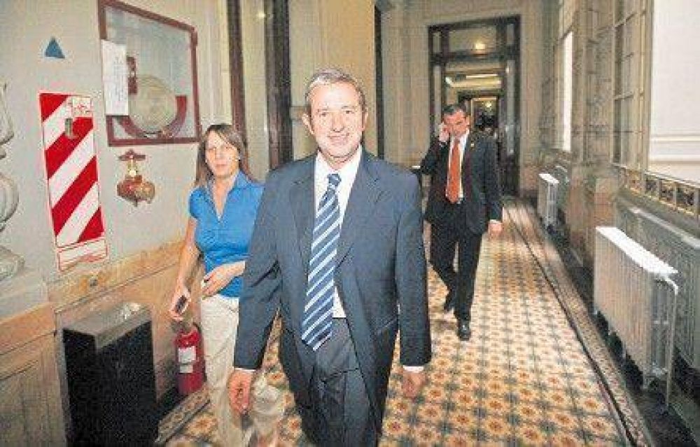 Cobos alienta un inusual plan para combatir la inseguridad