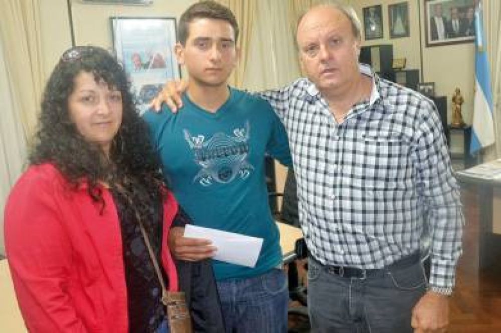 Reconocimiento a joven que trabaj� casi tres meses en un boulevard de su barrio