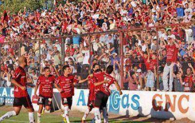 Douglas entren� en doble turno mientras espera el duelo con Rosario Central