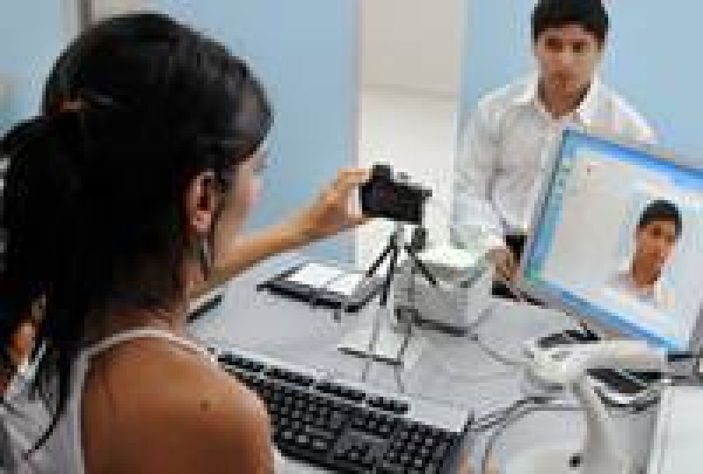 Pese a las crecientes restricciones para viajeros durante 2012 se tramitaron casi 2800 pasaportes en el Registro Civil de San Nicol�s
