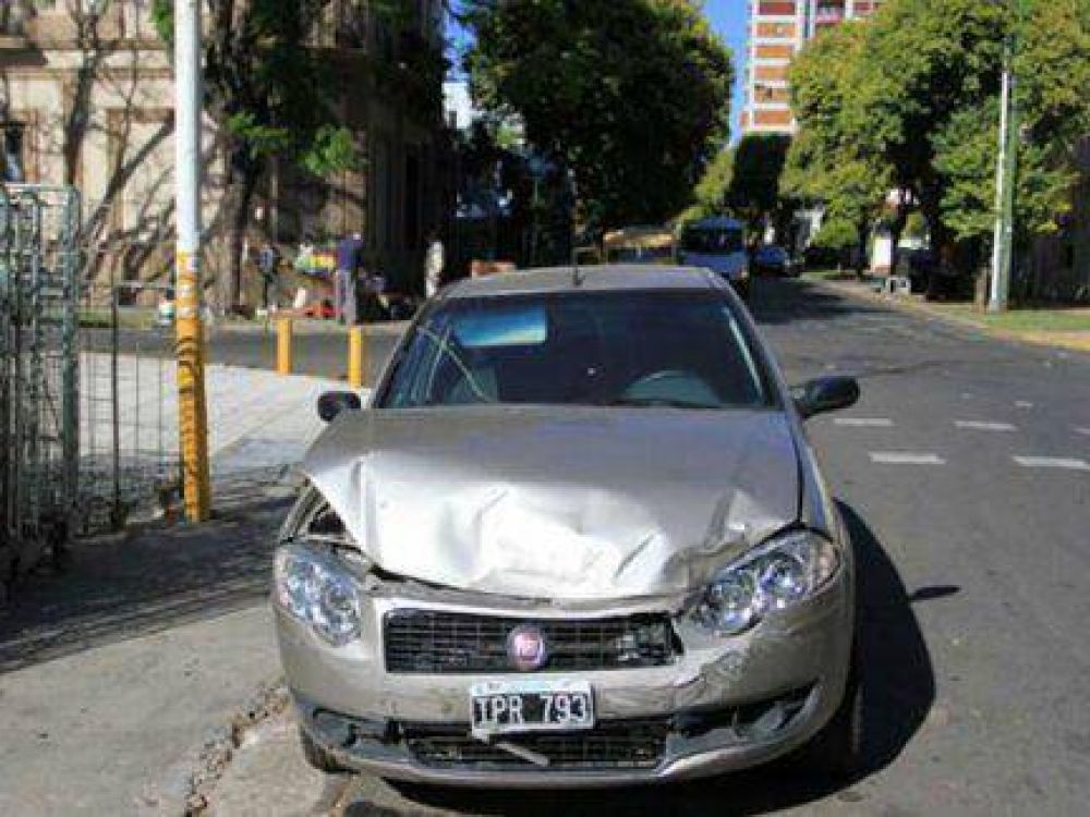 Fuerte choque entre un auto y una camioneta en Paran� 
