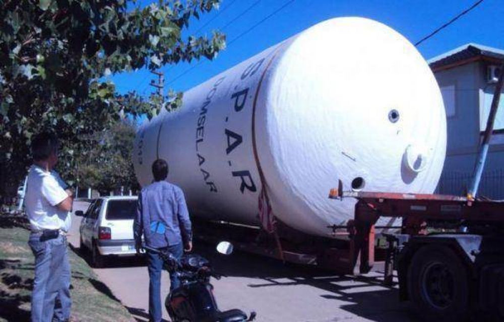 Arribo y colocaci�n del tanque de agua potable