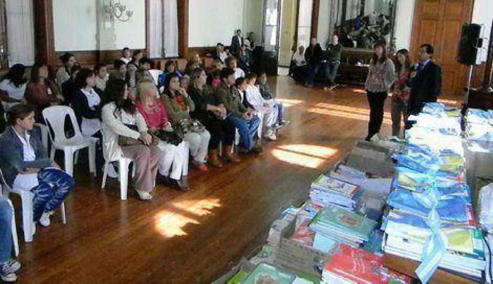 Entregaron 1.300 libros y 2.000 guardapolvos a 16 escuelas 