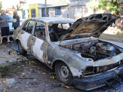 Dos j�venes detenidos por incendiar seis veh�culos en s�lo tres horas en varios puntos de Rosario