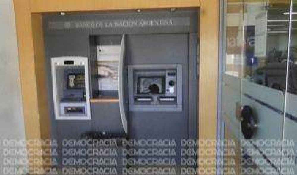Joven rompi� a piedrazos un cajero autom�tico del Banco de la Naci�n