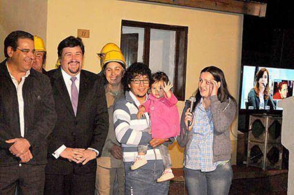 Closs y Cristina inauguraron el barrio N�stor Kirchner en Dos de Mayo