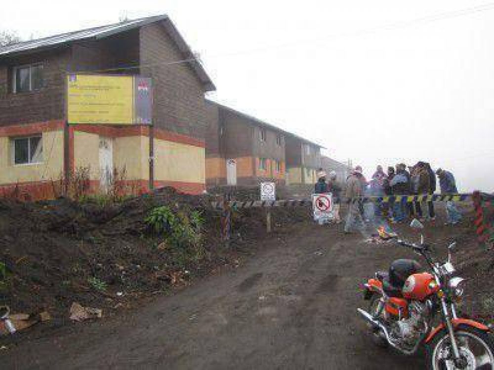 Contin�an las denuncias por graves falencias edilicias del plan 64 viviendas