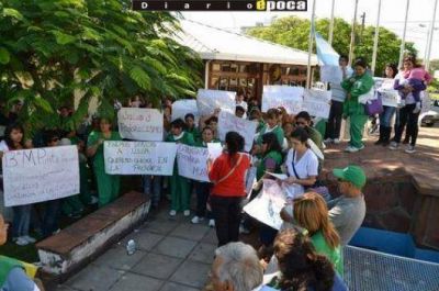 M�dicos comunitarios marcharon por el no traspaso al Municipio