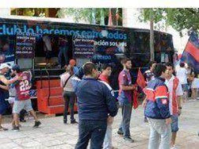 Bah�a Blanca recibe al "Cuervo M�vil"