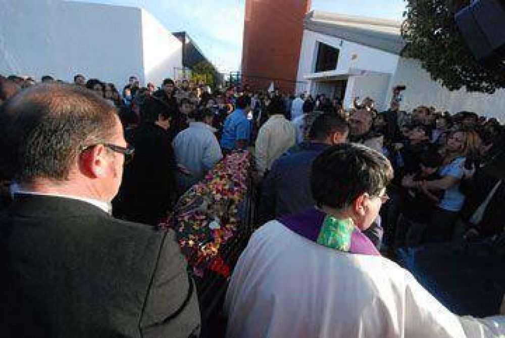 Fieles de toda la ciudad despidieron al padre Juan