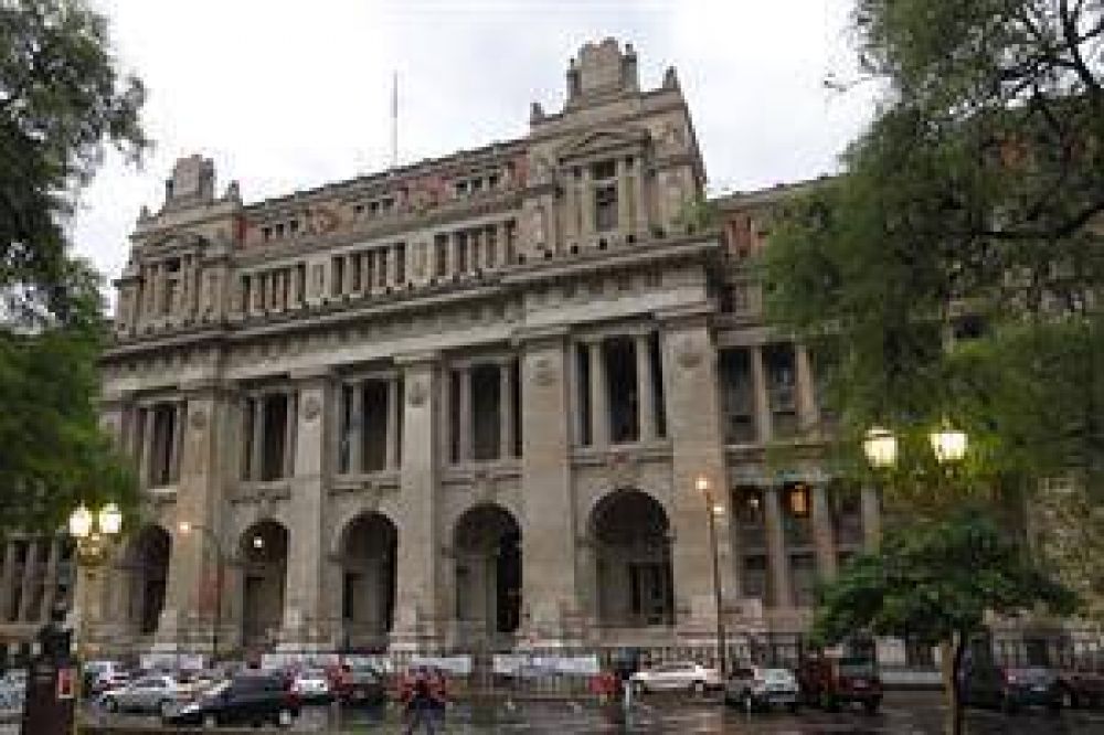 Con la presencia de Moyano, los judiciales protestan frente a Tribunales contra la reforma